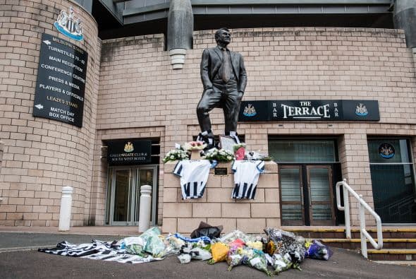 Es por ello que compañeros suyos acudieron a la estatua de Sir Bobby Robson en St. James Park para rendir un pequeño homenaje a los dos aficionados.