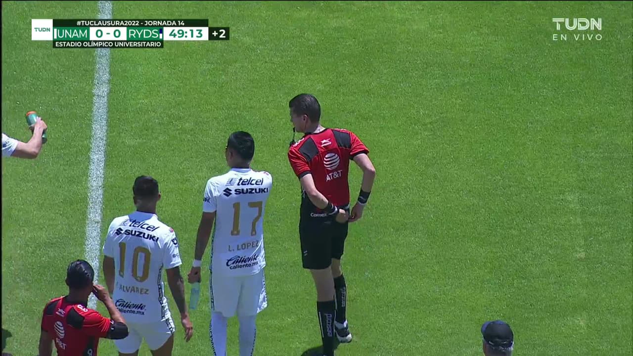 ¡Expulsión! El árbitro saca la roja directa a Juan Ignacio Dinenno.