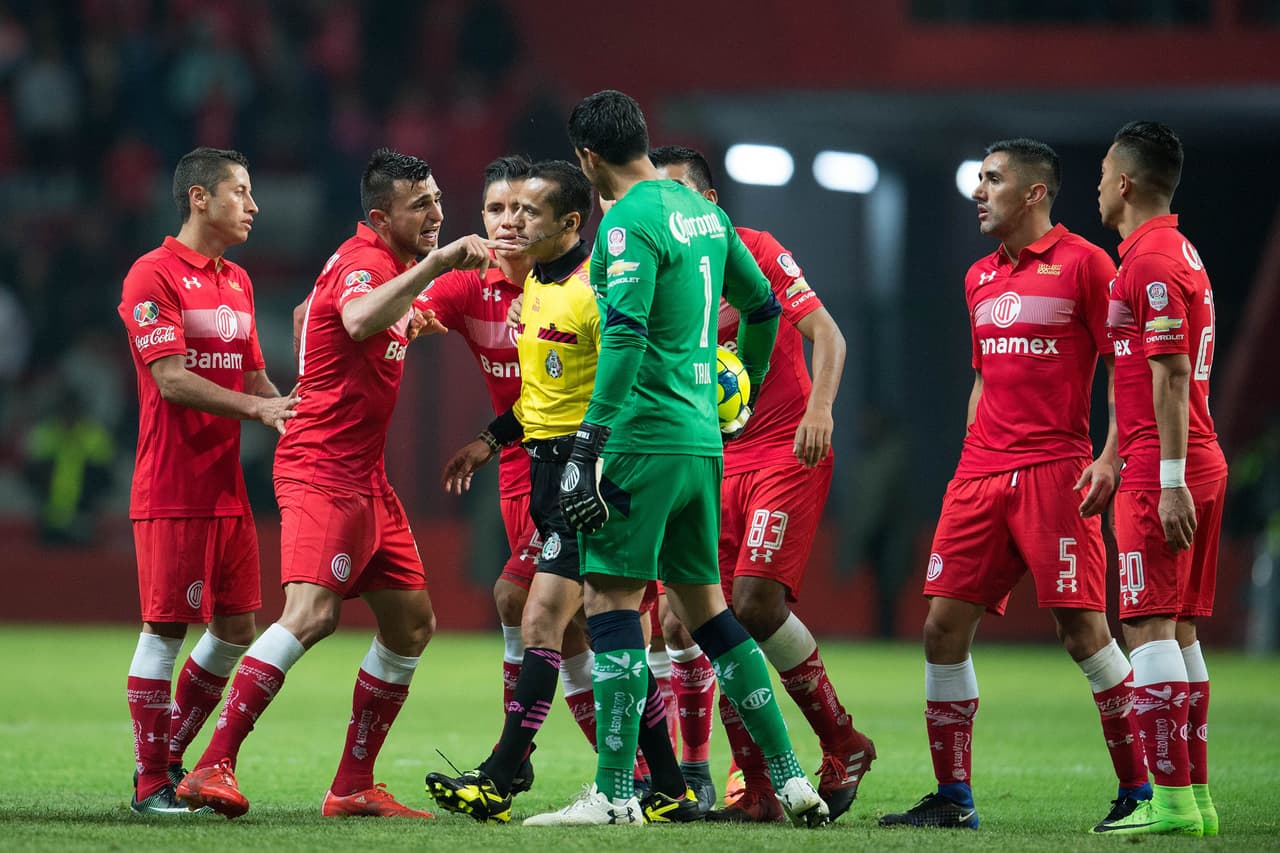 La reciente suspensión de la Liga MX por la petición de los árbitros de sanciones más fuertes para Pablo Aguilar y Enrique Triveiro por agredir a colageas suyos, hace recordar otras huelgas en el mundo del deporte.