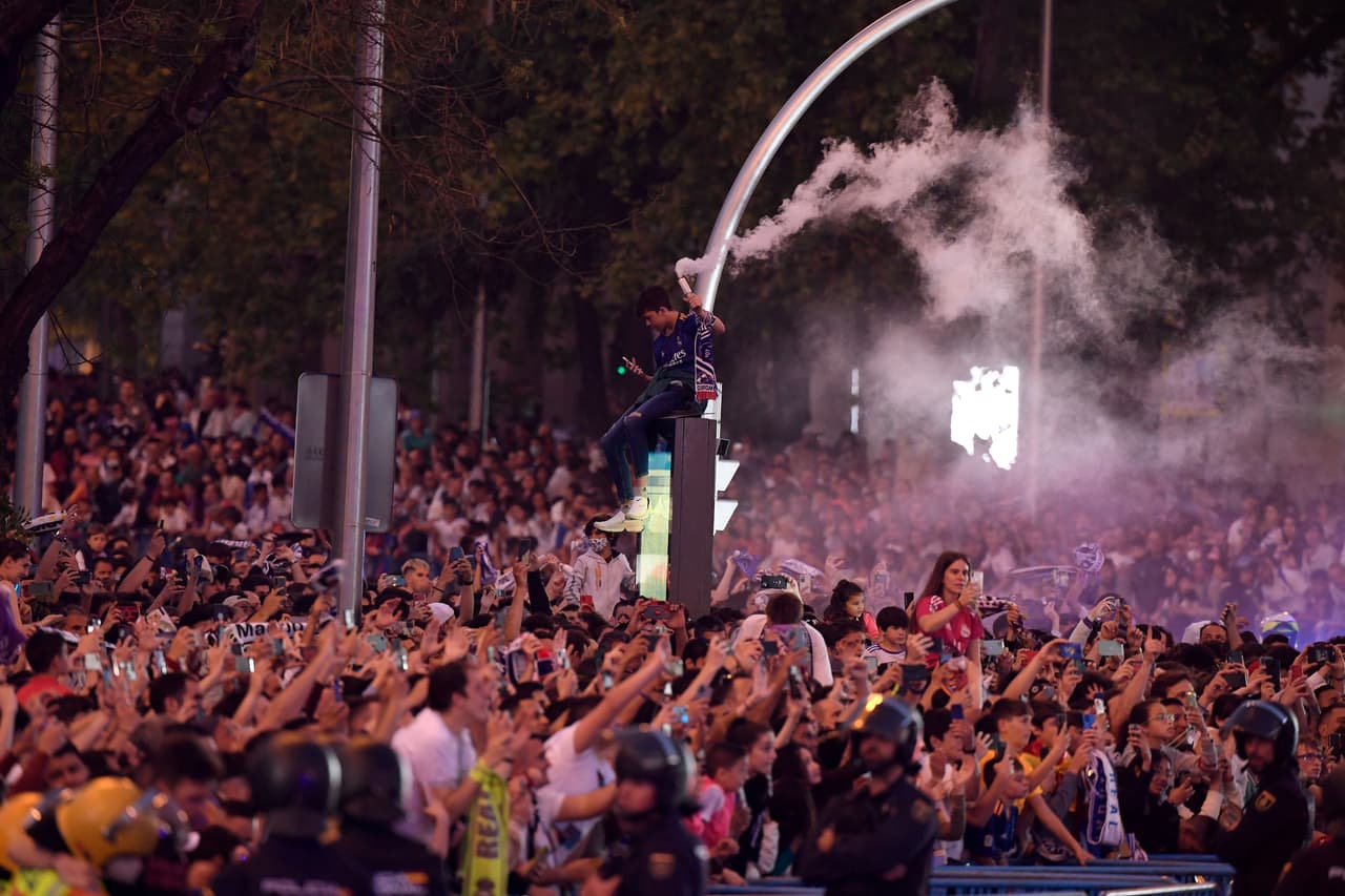 Miles de fanáticos del Real Madrid inundaron las calles de la capital española para festejar en grande el título 14 de la Champions League y el título 36 de LaLiga en un doblete histórico para la afición merengue que se coronó en Cibeles y en el Santiago Bernabéu.