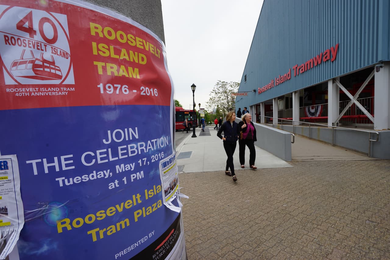 Se puede llegar a la isla en el TRAM, metro F y en el bus 102Q