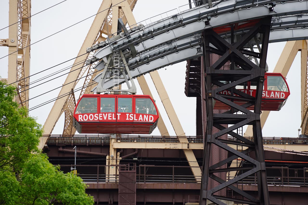 Desde Manhattan se toma en la calle 59 y la 2 Av.