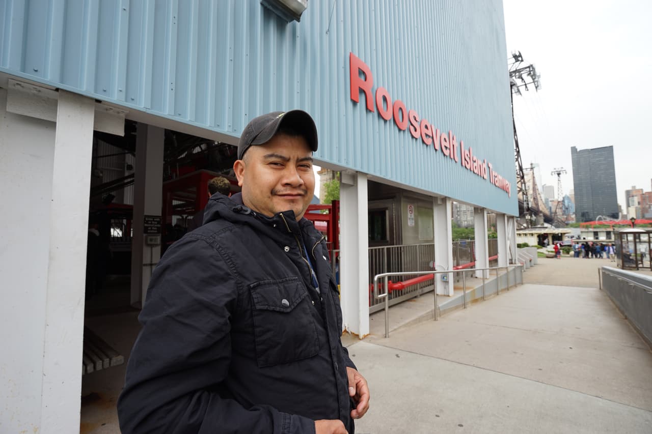 Gerardo: "Lo tomo para trabajar porque es más rápido que el tren".