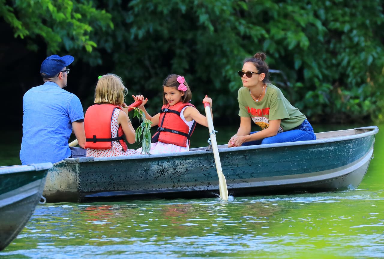 A pesar de que con ellos iba este "misterioso" hombre, la nena era quien remaba por el famoso laguito de NY.