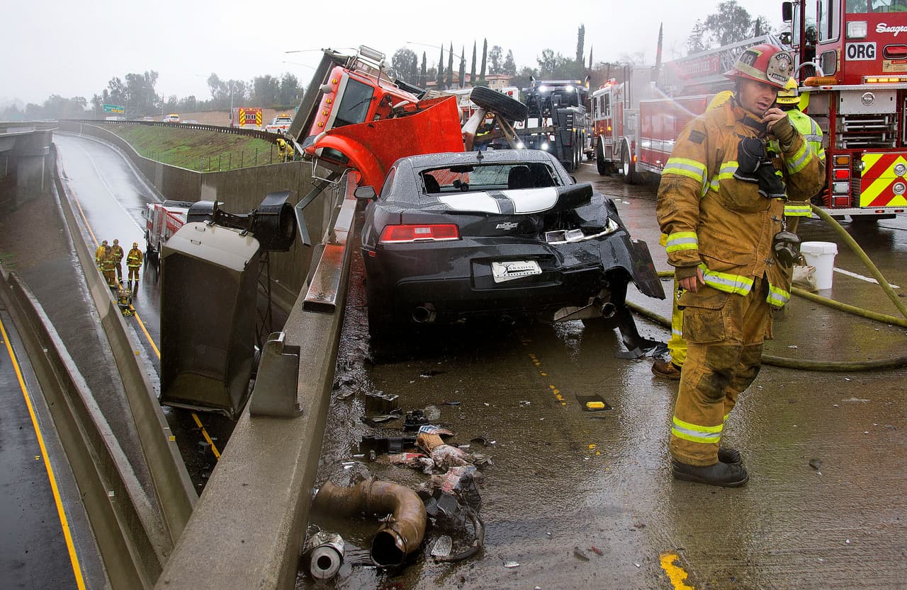 Parte de un tráiler cayó de un puente en la intersección de las autopistas 91 y 55, en el condado de Orange.