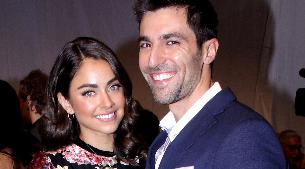 "[...] Yo vengo de hacer unos personajes muy bondadosos, luminosos [...]", explicó Claudia, quien anteriormente protagonizó junto a Osvaldo de León 'Sin tu mirada' y también fue coprotagonista de 'Enamorándome de Ramón', historia en la que dio vida a Andrea Medina.