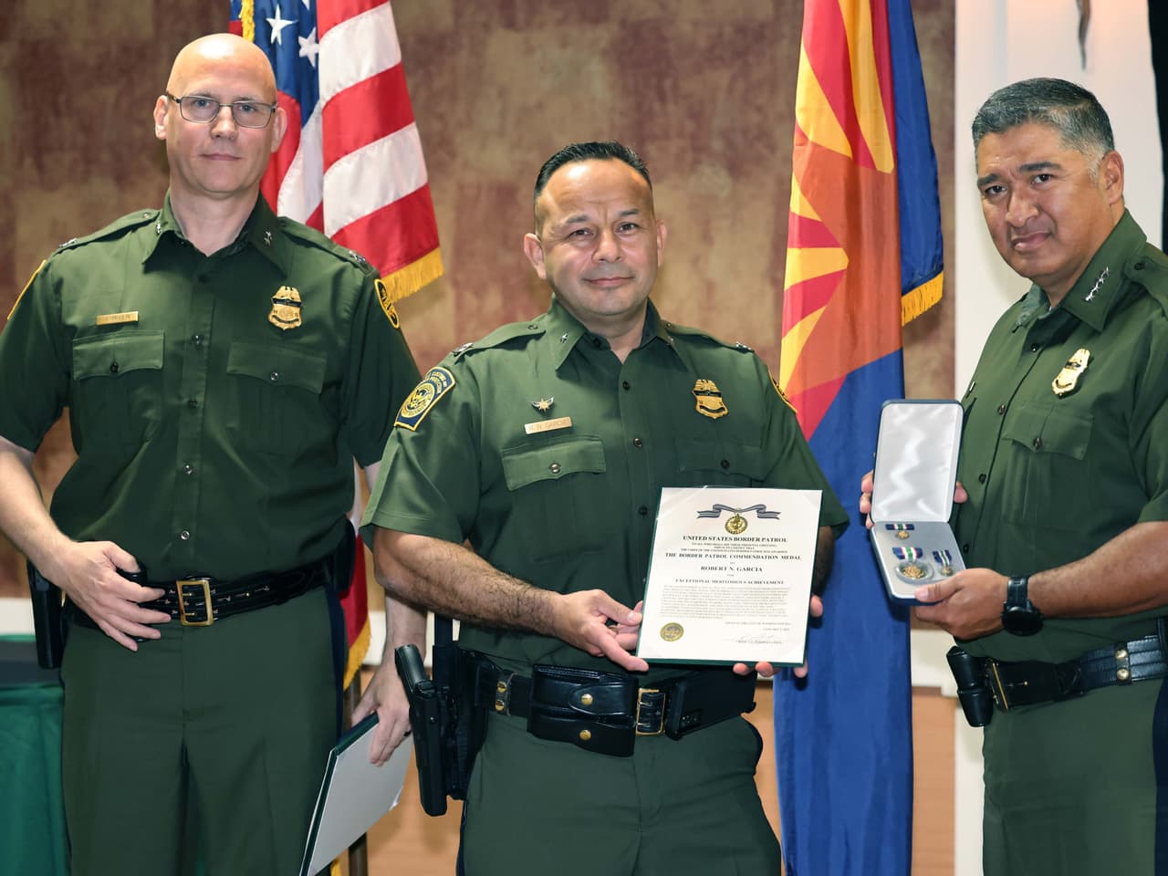 Además, ambos pudieron conversar con el personal sobre las operaciones que se realizan en el Sector Tucson.