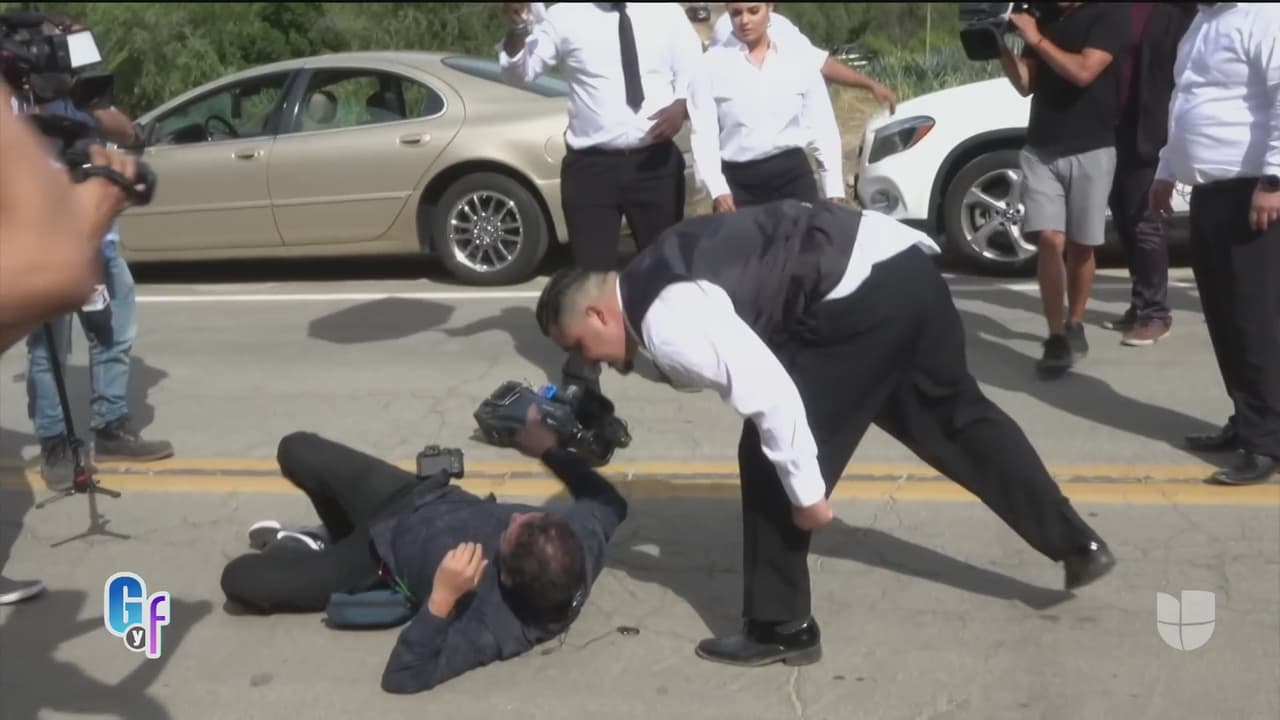 Ya en el suelo, el camarógrafo fue rodeado por los guardias y uno de ellos se inclinó para escupirle.