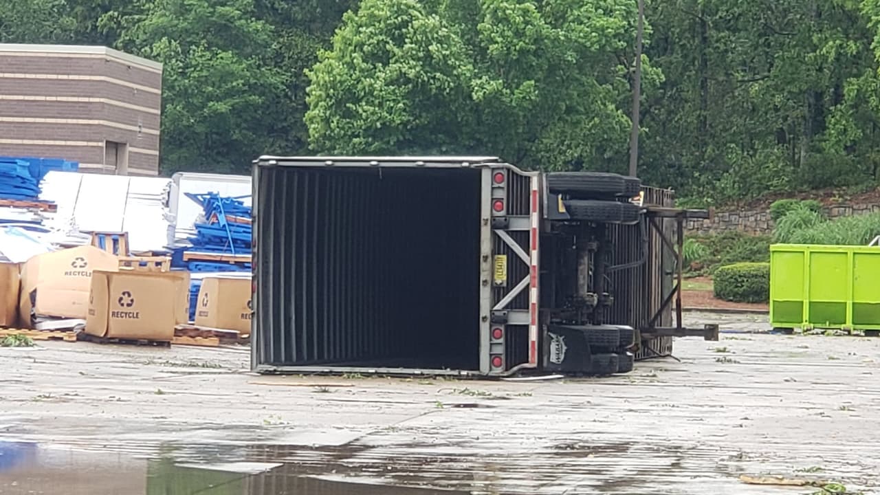 El Servicio Meteorológico Nacional confirmó que el tornado que tocó tierra en el condado de Douglas fue un EF1 con vientos de aproximadamente 90 mph.