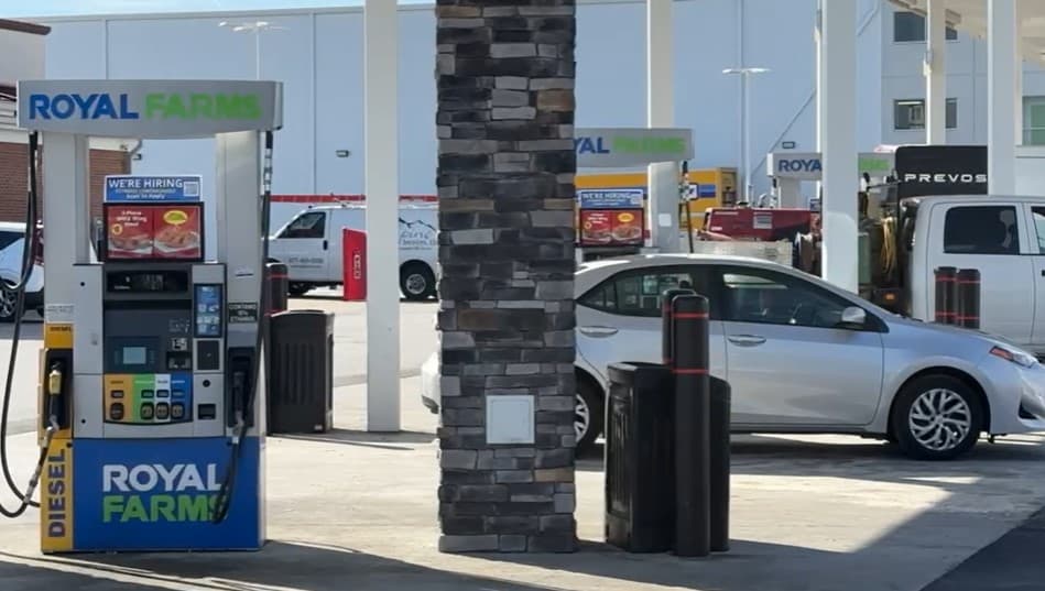 Se encontraba dentro de un automóvil en una gasolinera, junto con dos hispanos más que creía que eran sus amigos.
