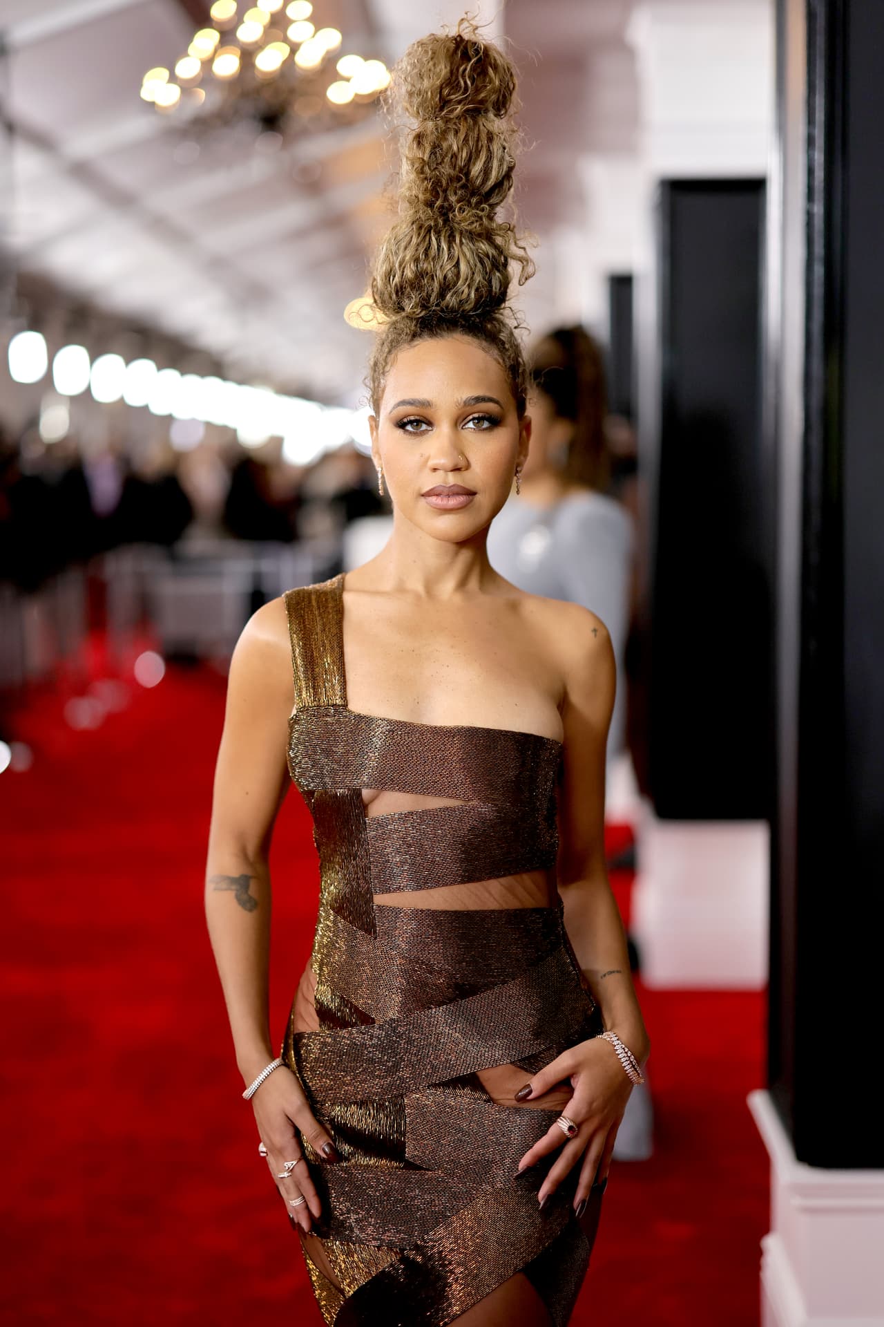 <h2 class="cms-H2-H2">Amanda Reifer</h2>
<br>El cabello de Amanda se robó las miradas, pues era la descripción perfecta de 'peinado alto'. Este estilo combinó muy bien con su vestido en color café, con transparencias.