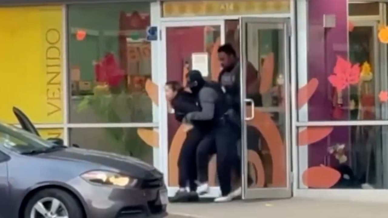 Agentes de inmigración detienen a una maestra de guardería frente a niños