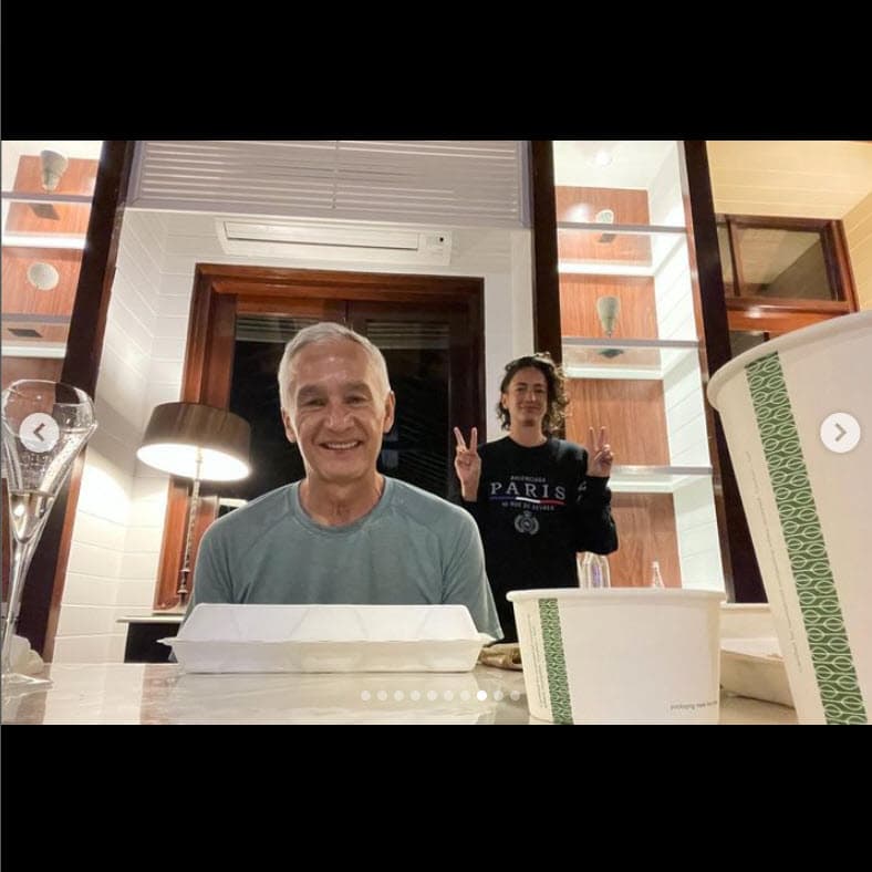 Pero no solo por parte de su afamado padre. Ella es producto del matrimonio que el comunicador tuvo con la también periodista Gina Montaner.
<br>