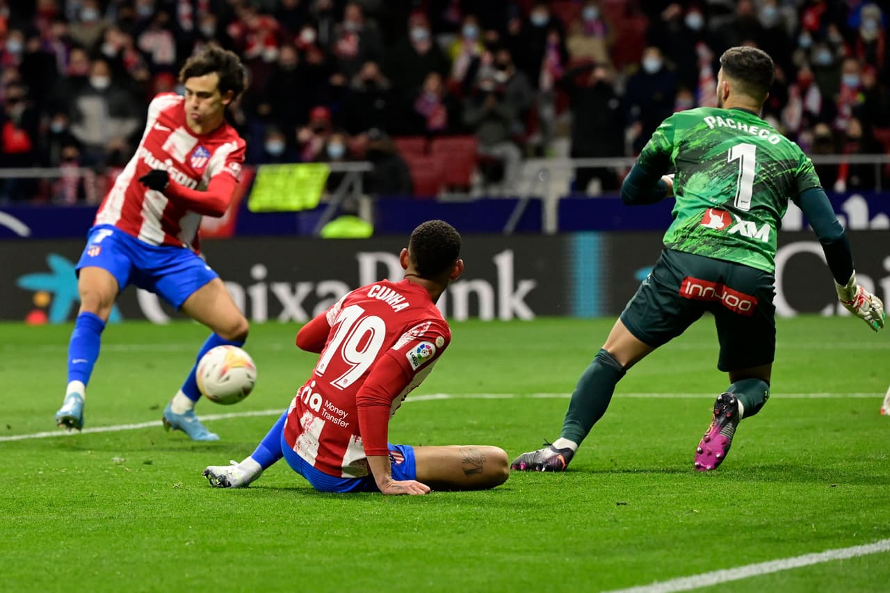 El Atlético de Madrid goleó al Alavés con sendos dobletes de Joao Félix y Luis Suárez.