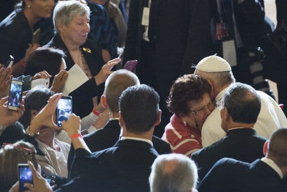 Una mujer y el Papa se abrazan en la catedral.