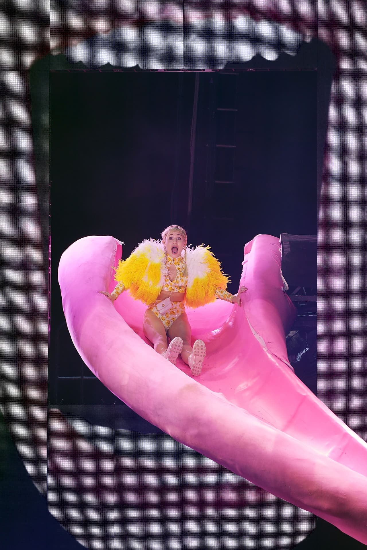 En escena ha hecho montajes atrevidos, como sacados de un sueño psicodélico e influído por algún tipo de droga de la felicidad, ya que eso sí, los colores quedan a la orden del día.