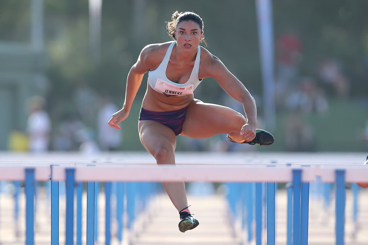 Jenneke se hizo popular por un 
<a href="http://www.univision.com/deportes/vuelve-el-baile-sexy-de-michelle-jenneke-a-las-pistas">sexy baile realizado antes de una competencia en 100 metros vallas</a>. Desde allí, su figura no pasa desapercibida en las pistas. Aunque apenas superó la primera ronda en las pasadas olimpiadas, a sus 23 años aún tiene mucha carrera para deleitar con su talento, su atlético cuerpo y bella sonrisa.