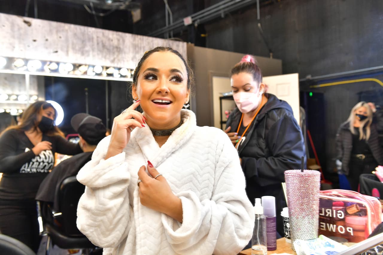 La primera participante en subir al escenario fue
<b><a href="https://www.univision.com/shows/tu-cara-me-suena/sherlyn-gana-la-segunda-gala-de-tu-cara-me-suena-tras-obtener-el-voto-decisivo-de-christian-daniel-video" target="_blank">Sherlyn, la ganadora de la segunda gala</a></b>, quien para este número solo le bastó una peluca y un maquillaje especial para transformarse.