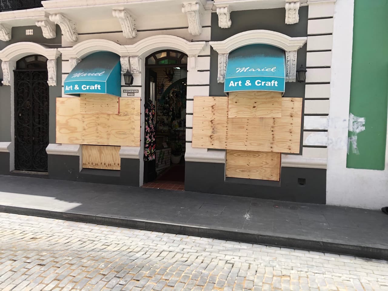 Los 
<a href="https://www.univision.com/local/austin-kakw/diaspora-boricua-levanta-su-voz-contra-el-gobernador-de-puerto-rico-y-exigen-su-renuncia-desde-el-capitolio-de-texas-video">puertorriqueños de la diáspora</a> también han solicitado la renuncia de Ricardo Rosselló y se han manifestado fuera de la Isla.