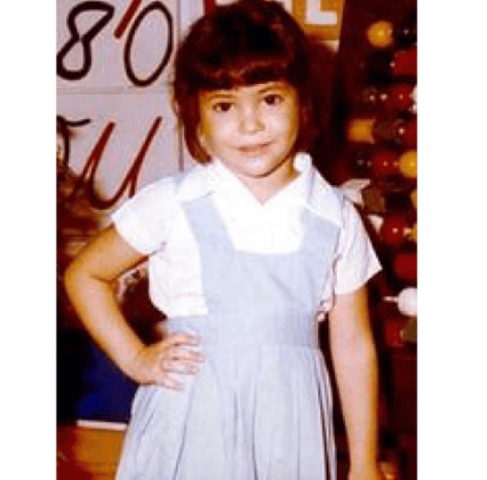 Esta pequeña que posa con su uniforme de la escuela, nació el 2 de febrero de 1977 en Barranquilla, Colombia. A la fecha, se le reconoce como 
<b><a href="https://www.univision.com/musica/madonna-y-shakira-tienen-un-coeficiente-intelectual-como-de-un-genio">‘La reina del pop latino’</a></b> y compite este año en tres categorías de Premio Lo Nuestro.