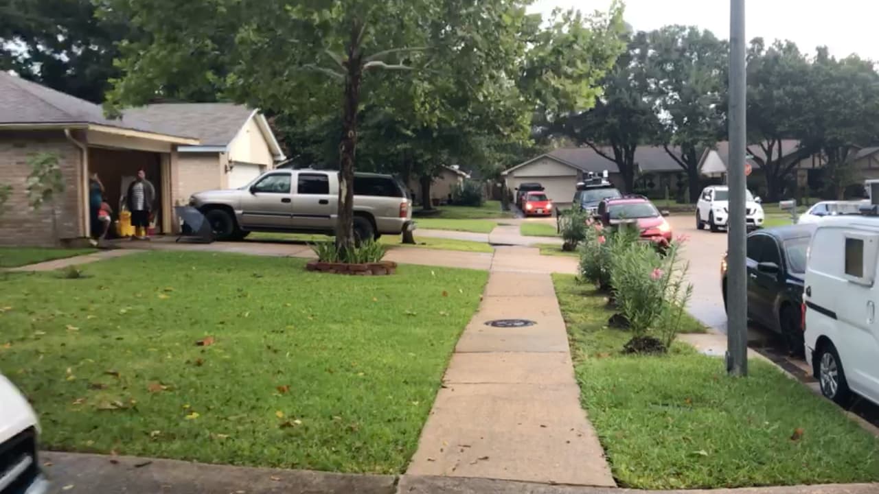 Elliot no estuvo presente en la corte cuando se leyeron los cargos. De acuerdo con los documentos, el joven dijo que estaba dormido y cuando despertó vio a su gemela con un cuchillo clavado en el cuello.
<br>