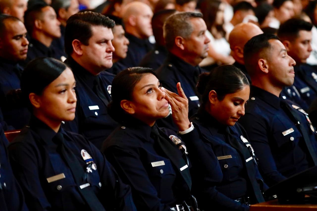 Oraciones y lágrimas por el joven oficial quien según su padre "siempre soñó con ser policía". 
<br>
