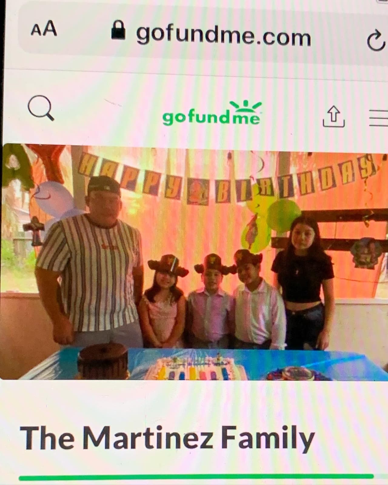Por lo tanto, al no tener dinero y con la enorme responsabilidad con la que ha quedado, el joven decidió crear una cuenta de 
<a href="https://www.gofundme.com/f/TheMartinezFam?utm_source=customer&utm_campaign=p_cp+share-sheet&utm_medium=copy_link_all" target="_blank">GoFundMe</a> para 
<b>pagar los gastos que una familia así requiere: sus hermanos, el apartamento, la comida, y hasta el funeral de su mamá que aún no ha sido enterrada</b>.