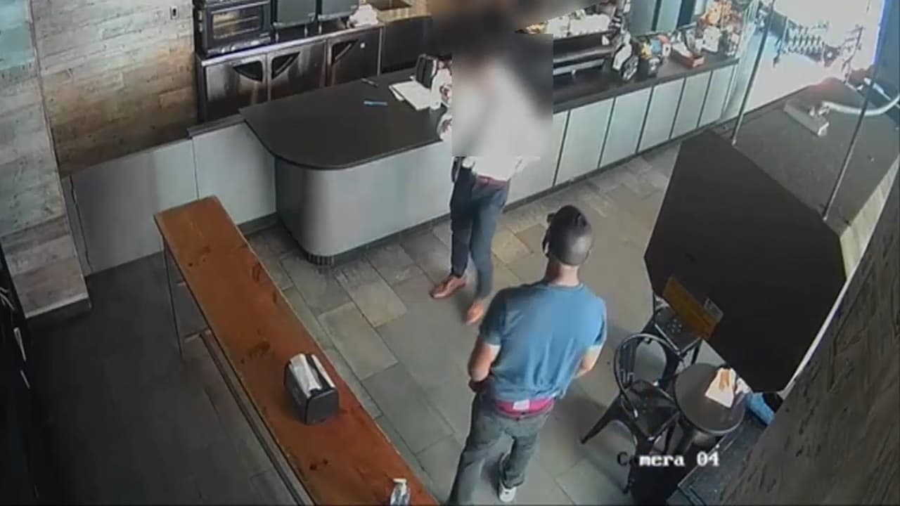 Cámara capta momento en que hombre golpea a otro en un crimen de odio en Manhattan 