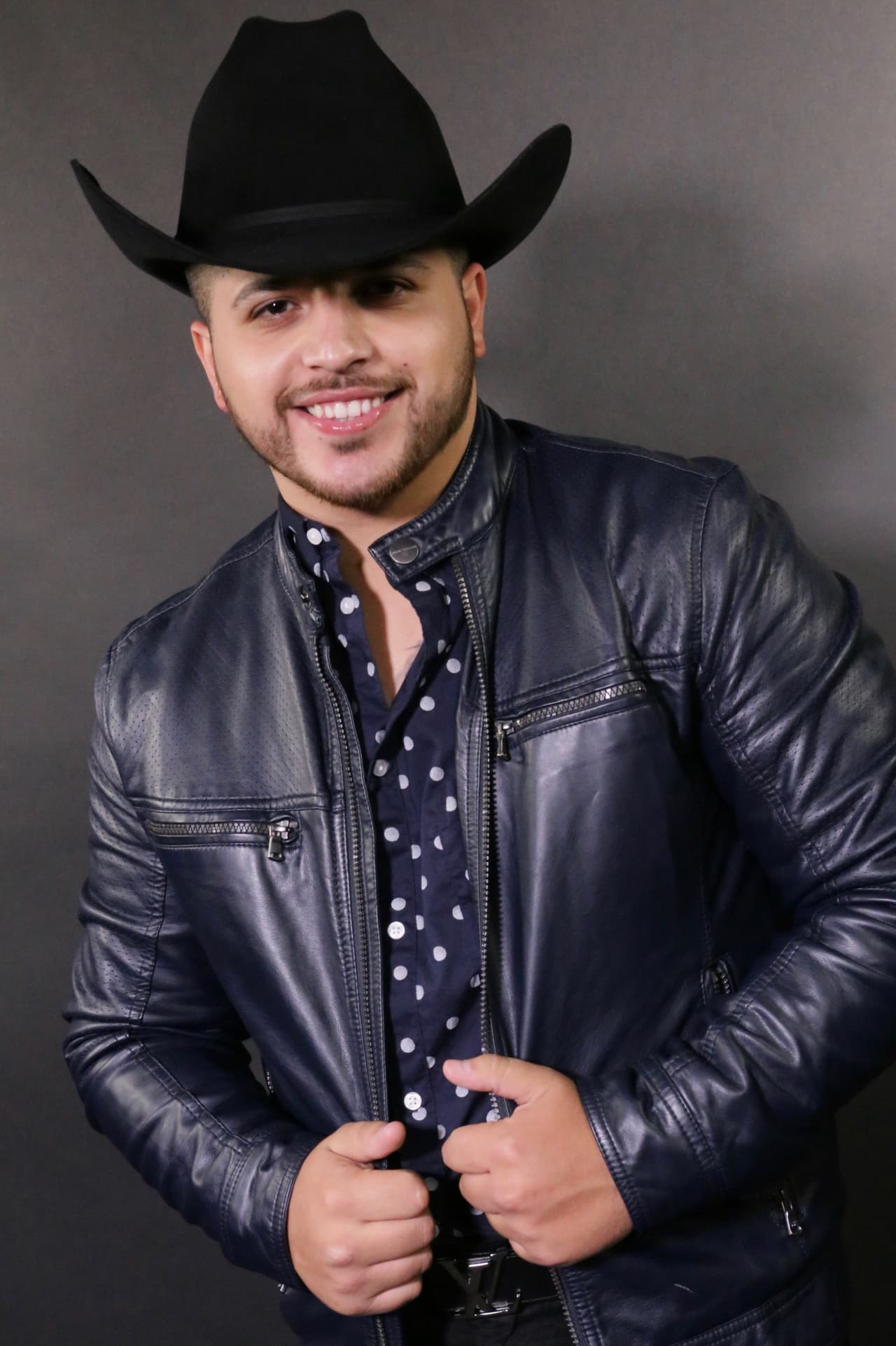 Por lo pronto, el joven cantante está de manteles largos presentando un nuevo tema musical titulado 'Seguimos de pie'.