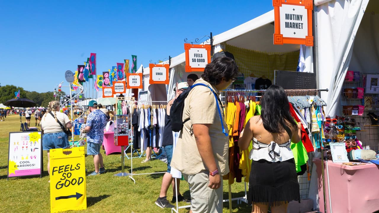 Además de las melodías y letras memorables, 
<b>los asistentes al festival pudieron explorar una emocionante variedad de puestos de venta</b>, ofreciendo productos para todos los gustos. ¡Una experiencia completa que 
<b>combina música y estilo</b>!