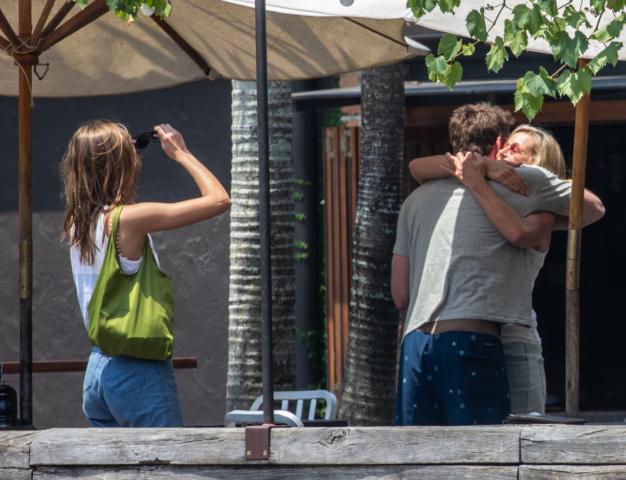 En la 
<b><a href="https://www.instagram.com/gabriella_brooks/" target="_blank">cuenta oficial de Brooks</a></b>, la joven ha publicado 
<b><a href="https://www.instagram.com/p/B5giTQrHdIY/?utm_source=ig_embed" target="_blank">recientes fotos </a></b>las cuales ha ubicado en Byron Bay, lugar en donde fue captada con el actor. 
<br>