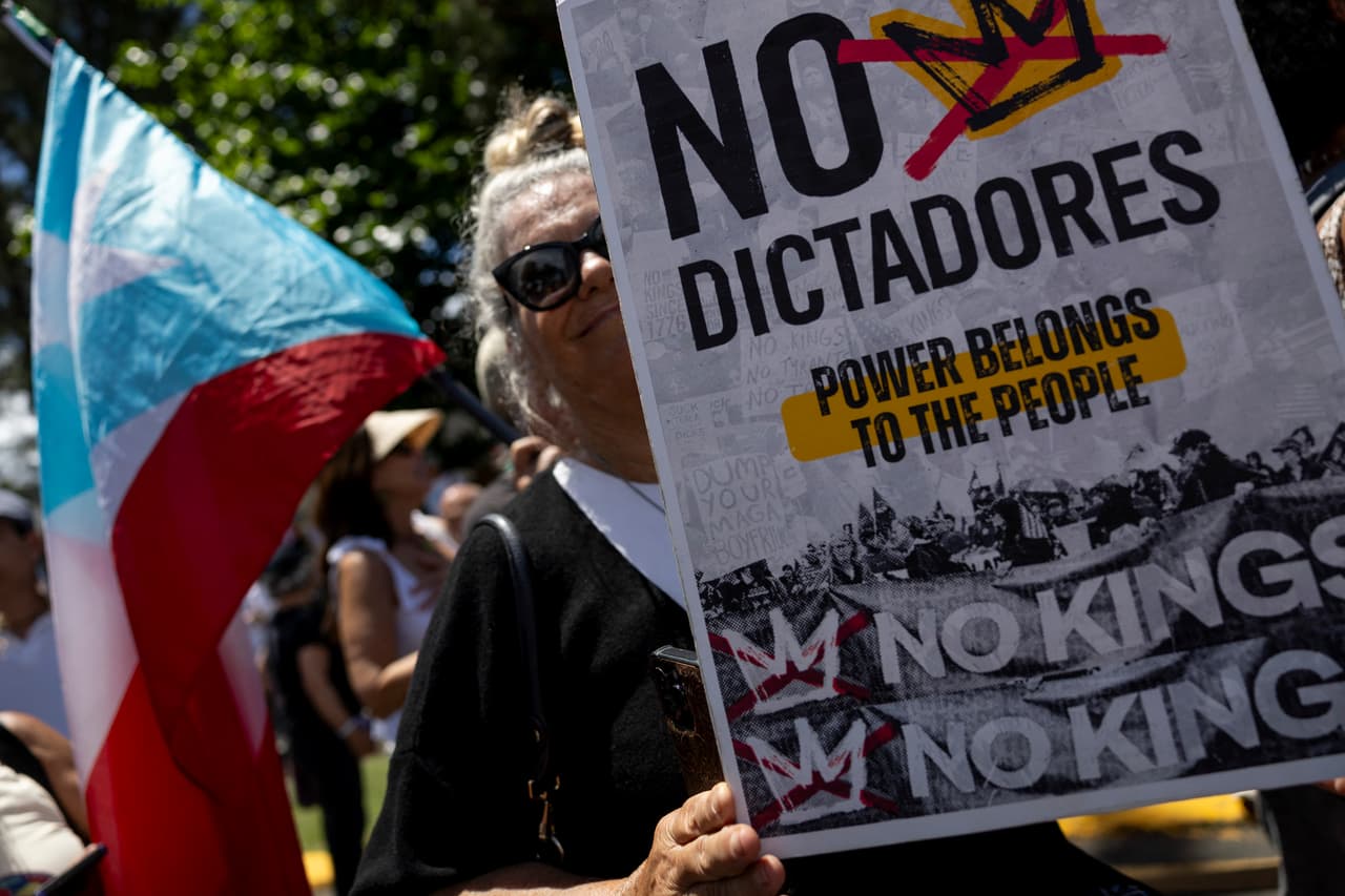 <b>Puerto Rico y su vínculo político con EE.UU. en el centro del debate. </b>La protesta conecta con el estatus político de la isla y su relación con decisiones federales.
<br>