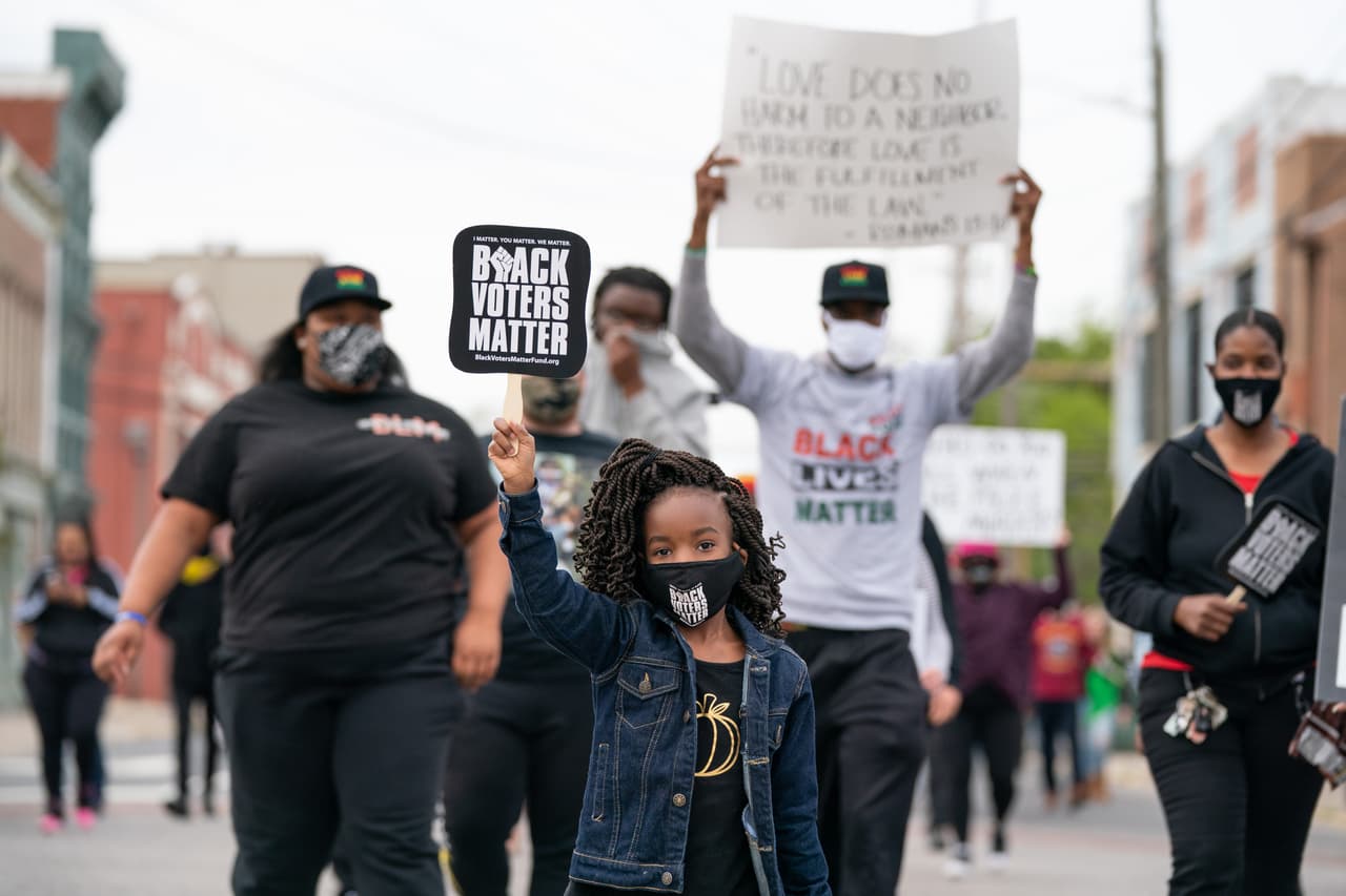 A pesar de que había al menos ocho ángulos de diferentes cámaras corporales, sólo se les permitió ver uno de ellos.