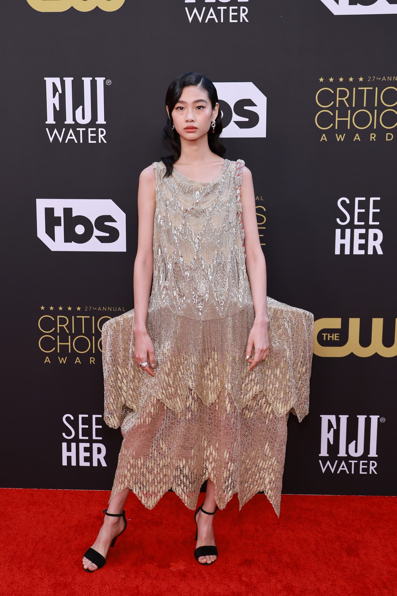 Con un peinado y maquillaje naturales, la actriz dejó entrever el escote holgado de su vestido, el cual también tenía una falda polisón escultórica.