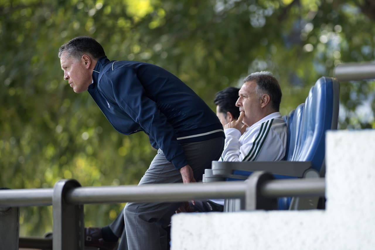 El
<i>Tata</i> fue un observador cuidadoso durante el entrenamiento en La Noria, para ver metodologías y comportamientos.