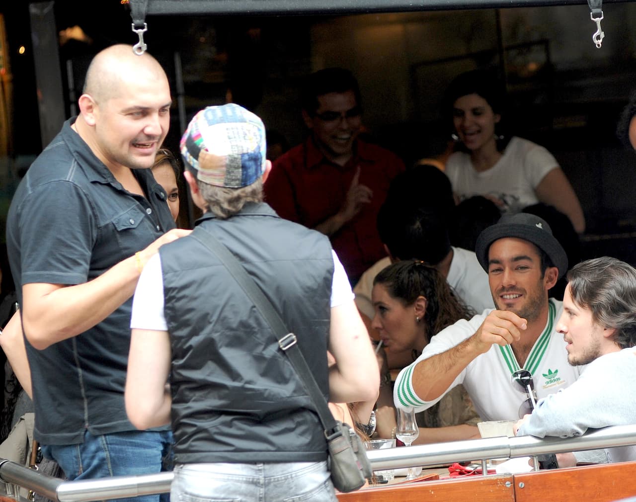 Tras superar la etapa que durante algunos años lo mantuvo sumergido en el 
<b>alcohol y las drogas</b>, el cantautor aseguró que tiene siete cuadernos en los que escribió acerca de todo lo que se arrepiente.