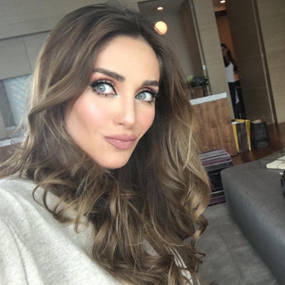 Según el portal 'Vanguardia MX', 
<b>Anahí</b> ha ingresado en diversas ocasiones al hospital para realizarse diferentes cirugías estéticas: mentón, senos, nariz y, como se aprecia en esta foto, también los labios, por lo que dejó sorprendidos a sus millones de seguidores con su cambio drástico.