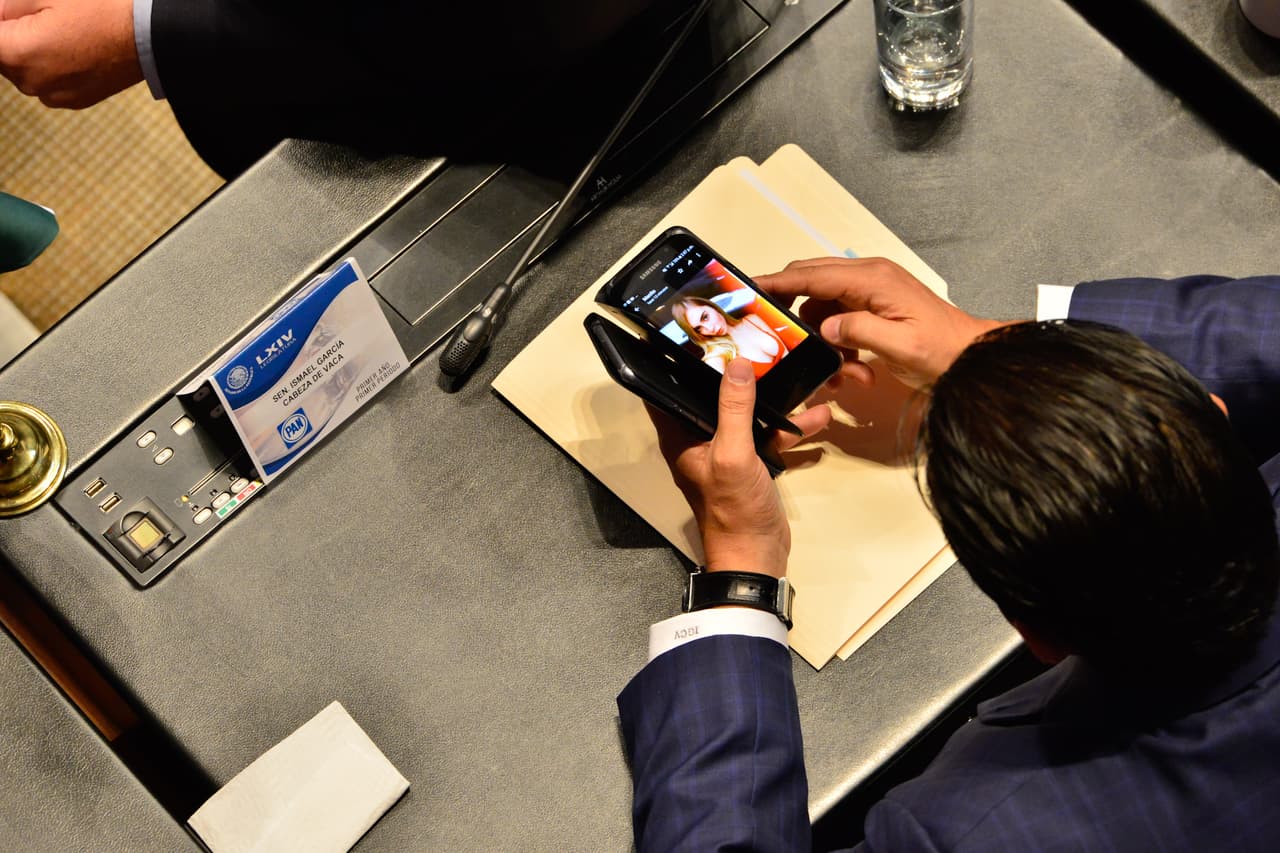 Polémica por los mensajes de WhatsApp machistas de un senador mexicano que denigran a una joven 