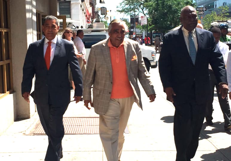 Adriano Espaillat ya vio rendido a su rival local, ahora va tras Donald Trump