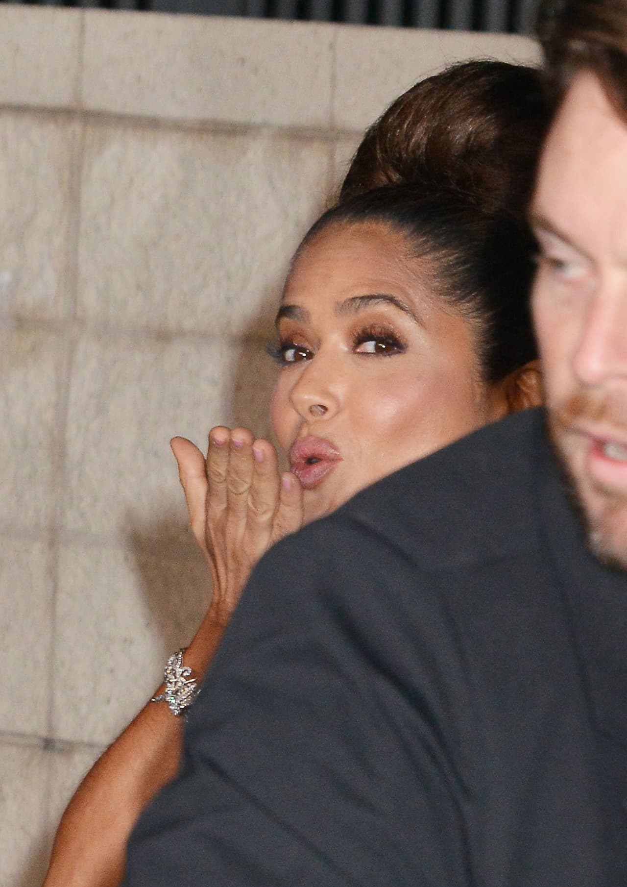 Ante tal situación, Salma Hayek se las ingenió para poder caracterizar a su personaje como lo había imaginado. Por ello, se le ocurrió usar dientes falsos para dar el aspecto de que sus labios eran más grandes.