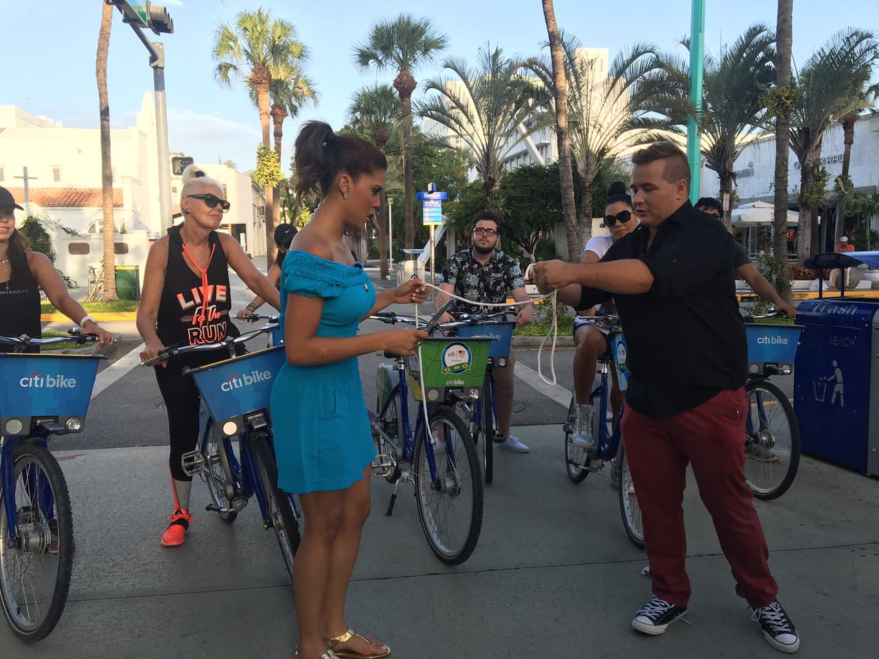 Francisca cortó la soga en dos con unas tijeras pero...