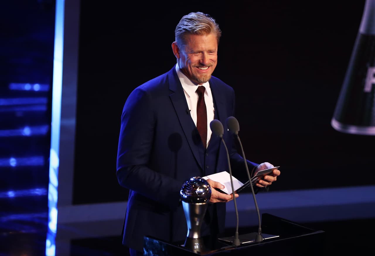 El turno siguiente fue para el premio al
<b>Mejor Portero </b>del año, el cual fue entregado por el legendario Peter Schmeichel.