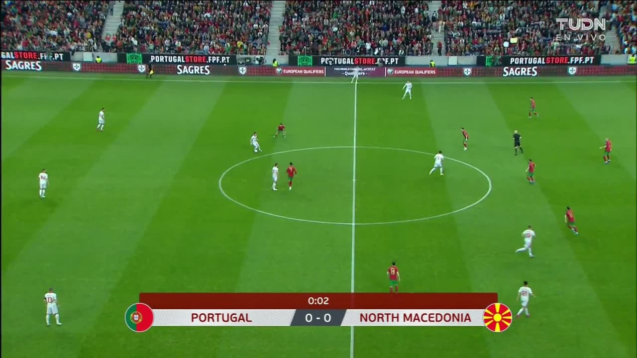 Arranca el partido y la pelota está en juego.