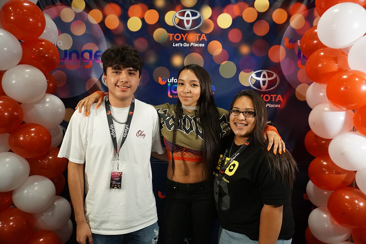 Tinashe stops by the Uforia Lounge for a quick acoustic session and a meet and greet.