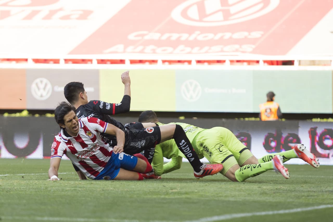 Chivas consolidó su dominio sobre Tijuana y logra imponerse para seguir en la pelea por el Repechaje.