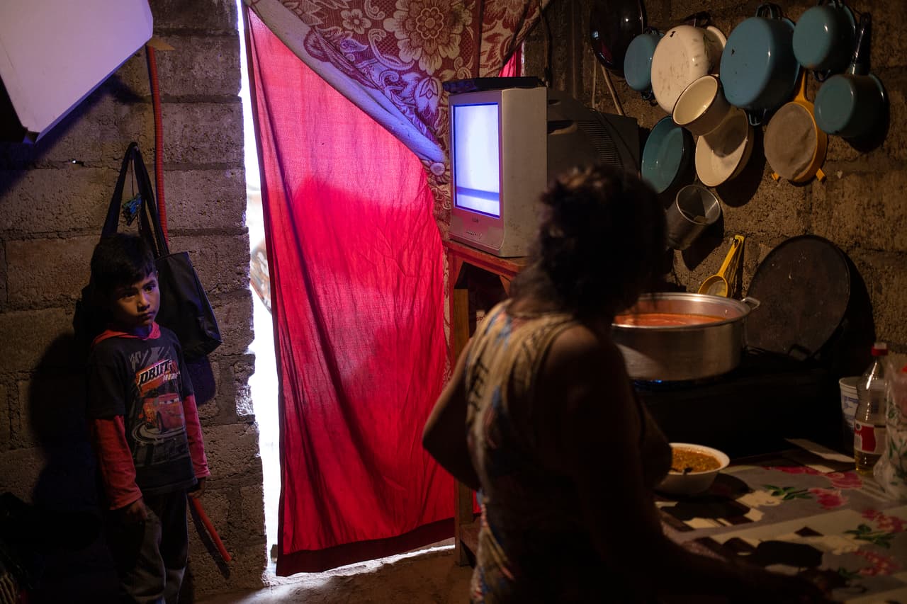 Elvira, madre de tres niños estudiantes, cocina mientras la televisión no puede captar la señal para ver las clases en línea que transmite el
<a href="https://www.univision.com/temas/gobierno">gobierno</a> federal, una vez que las autoridades decidieron cancelar las lecciones presenciales y desarrollar
<b> el programa "Aprende en casa" </b>que se transmitirá en cadena nacional, para evitar el contagio del
<a href="https://www.univision.com/temas/coronavirus"><b>coronavirus</b></a>.