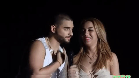 Maluma enloquece a las fans y es usual que estas cosas pasen en sus conciertos.