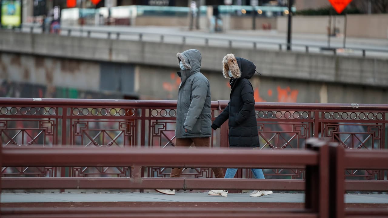 Riesgo de nivel por covid podría elevarse a alto "tan pronto como mañana mismo"