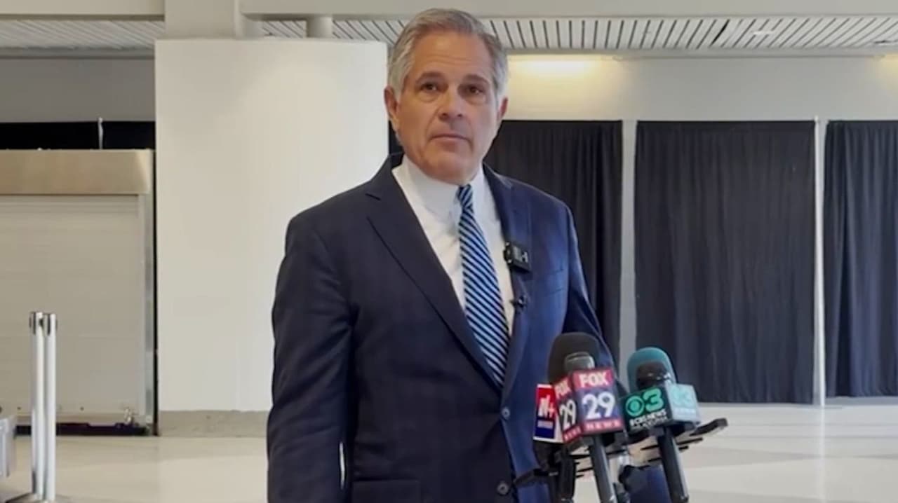 “Me parece una excusa”, fiscal de Filadelfia critica presencia de ICE en aeropuerto