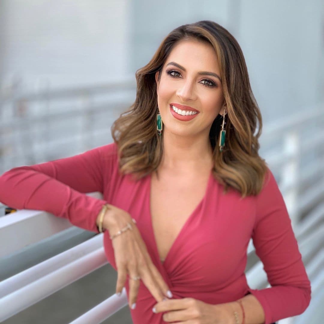 "Feliz día a todas las mujeres hondureñas. Aplaudo su valentía, su entrega, su lucha y su corazón generoso y tierno. El 25 de enero de 1955 los mujeres hondureñas logramos obtener nuestro de derecho al voto".